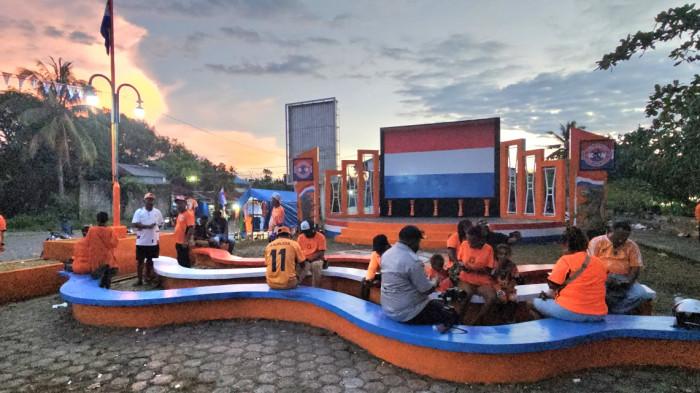 PIALA DUNIA 2026 - Tampak fans Timnas Belanda Nabire yang sedang santai di Taman Belanda, Pantai Nabire, Distrik Nabire, Kabupaten Nabire, Papua Tengah, Selasa, (9/6/2026). Ketua Fans Timnas Belanda Nabire, Esilius Yoweni mengatakan, mereka sangat Optimis, Timnas belanda akan memenangkan Piala Dunia 2026.