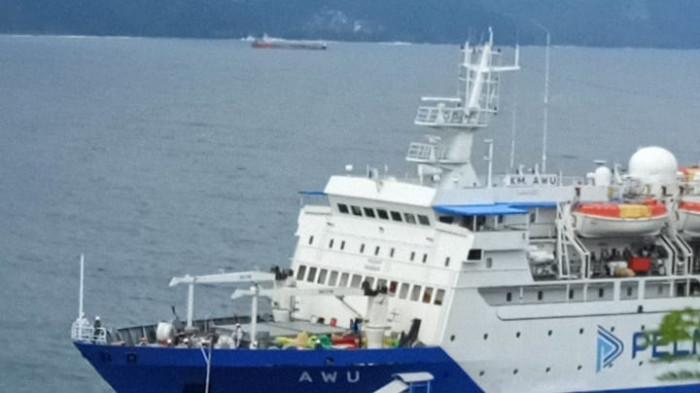 KAPAL PELNI - Salah satu armada milik PT Pelni, KM Awu sandar di Pelabuhan Ippi, Ende.