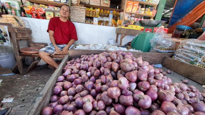 SEMBAKO ALAMI KENAIKAN - Sudirman, pedagang sembako yang memiliki kios di Pasar Tenguyun Kota Tarakan.