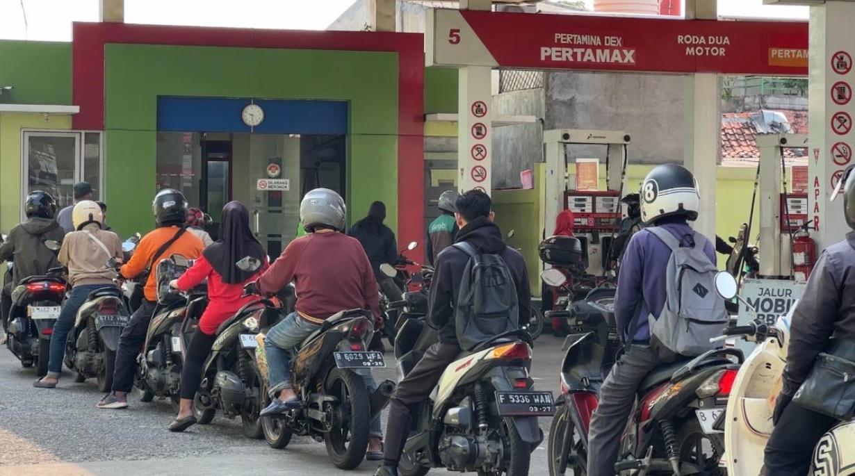 HARGA PERTAMAX NAIK - Antrean panjang mengular di sejumlah Stasiun Pengisian Bahan Bakar Umum (SPBU) Pertamina di kawasan Ciledug, Tangerang, Rabu pagi (10/6/2026). Diketahui pemerintah melalui Pertamina resmi menaikkan harga beberapa jenis BBM mulai Rabu, 10 Juni 2026.