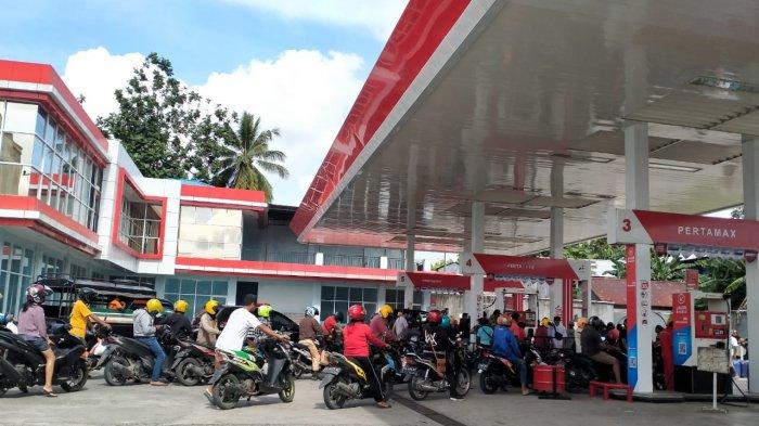 Kondisi antrean saat masyarakat hendak mengantre BBM di SPBU Sanggeng, Distrik Manokwari Barat, Kabupaten Manokwari, Papua Barat, Selasa (15/3/2022).