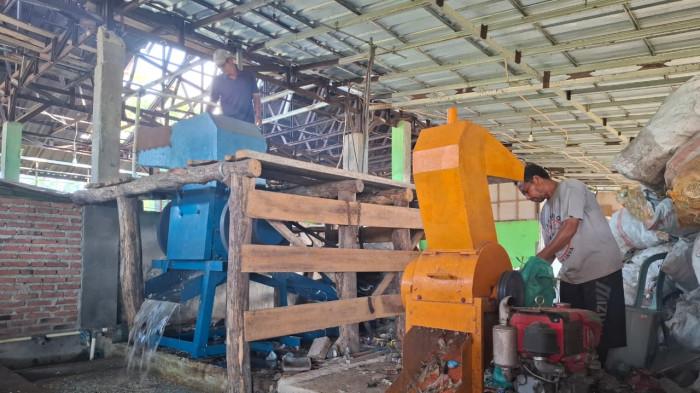 OLAH SAMPAH JADI PENGHASILAN - Tumpukan sampah yang selamaSSS