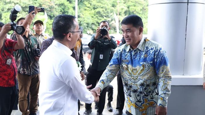 gubernur Sulawesi Utara, Mayjen TNI (Purn) Yulius Selvanus Komaling, S.E