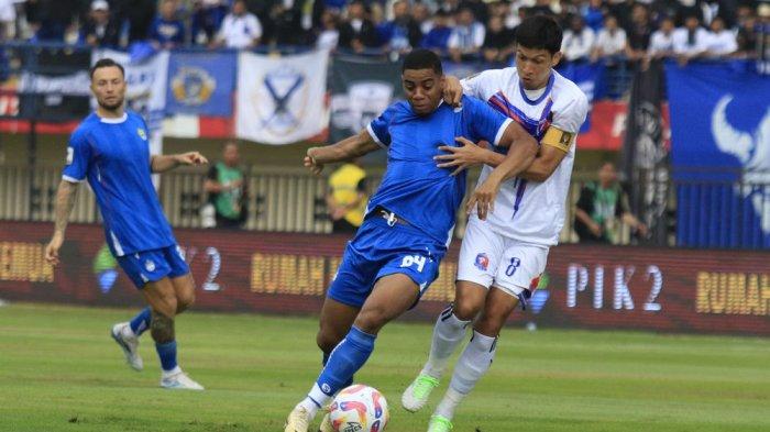 BEREBUT BOLA - Persib Bandung menghadapi Port FC dalam laga Piala Presiden 2025 di Stadion Si Jalak Harupat, Kabupaten Bandung, Jawa Barat, Minggu (6/7/2025). Pertandingan berakhir untuk kemenangan Port FC dengan skor 2-0.