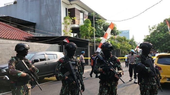 Rumah pribadi mantan Kadiv Propam Polri Irjen Ferdy Sambo di Jalan Saguling III, Pancoran, Jakarta Selatan dikepung pasukan Brimob bersenjata lengkap, Selasa (9/8/2022).