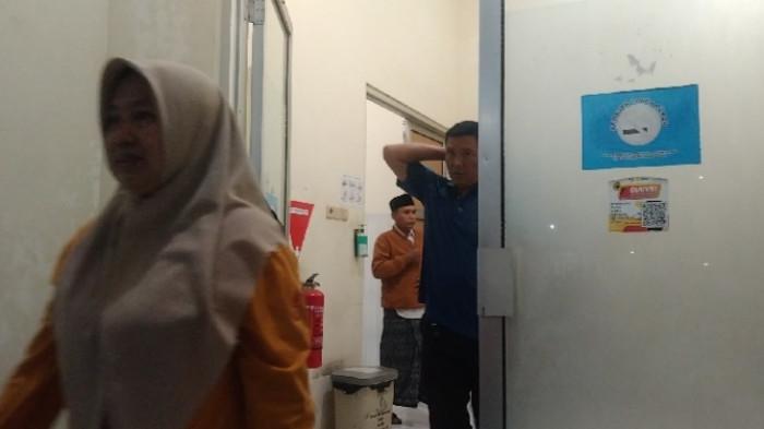 DIKENAL BAIK -  Rekan kerja korban usai melihat kondisi korban di ruang jenazah RSU Abdoer Rachem Situbondo.