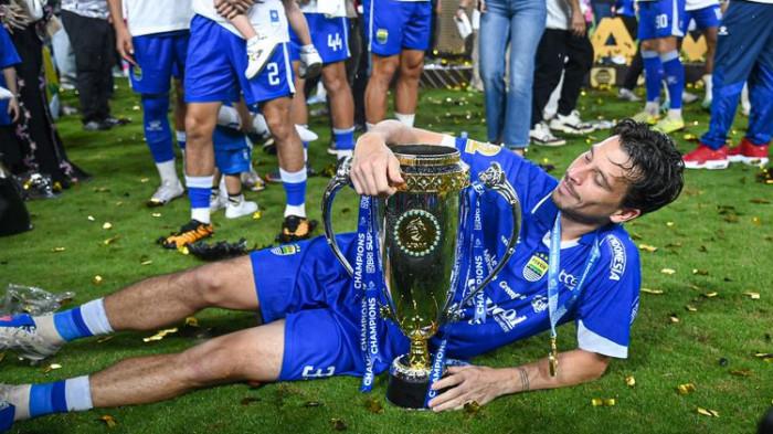 Bintang Persib, Thom Haye, berpose bersama trofi juara Super League 2025-2026. Persib memastikan gelar juara usai bermain imbang 0-0 dengan Persijap Jepara di Stadion Gelora Bandung Lautan Api, Sabtu (23/5/2026).(KOMPAS.com/ADIL NURSALAM)