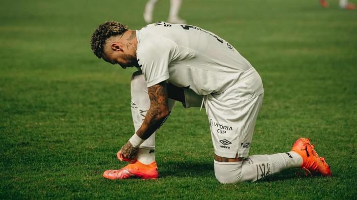 IKAT SEPATU- Neymar Junior mengikat sepatunya yang lepas. eymar Junior semakin kecil kemungkinannya untuk memperpanjang kontraknya dengan Santos. Kontrak bintang Brasil itu dengan Santos hampir berakhir, dan penampilannya yang mengecewakan serta gajinya yang besar membuatnya kecil kemungkinan ia akan bertahan. (Instagram/Neymar Jr)