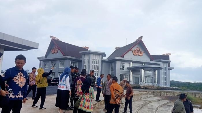 PERSIAPAN HUT RI - Sekda dan rombongan tinjau progres pembangunan Puspem Kabupaten Tana Tidung, Kaltara, Kamis (2/4/2026). Pemkab mantangkan persiapan upacara HUT RI di kawasan Puspem
