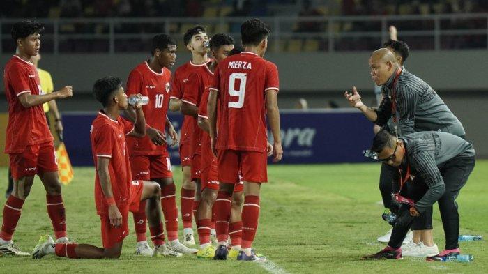 Pelatih Timnas Indonesia, Nova Arianto memberikan instruksi pada pertandingan Timnas Indonesia vs Singapura ASEAN U16 Boys Championship 2024 di Stadion Manahan, Solo, Jumat (21/6/2024) malam. TRIBUNNEWS/Muhammad Nursina