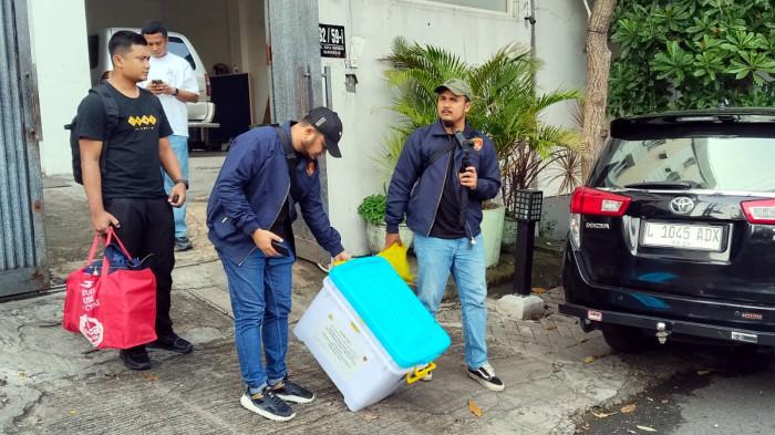 PENGGELEDAHAN - Saat Anggota Direktorat Tindak Pidana Ekonomi dan Khusus (Dittipideksus) Bareskrim Polri membawa kotak kontainer dan tas hasil penggeledahan di kantor perusahaan peleburan emas kawasan Jalan Raya Tengger Kandangan, Benowo, Surabaya, Jumat (20/2/2026).
