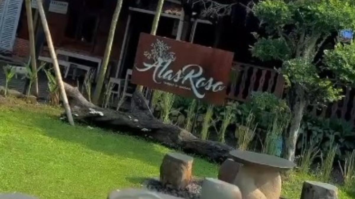 KULINER KARANGANYAR - Alas Roso Resto adalah resto etnik Jawa dengan konsep luas dan nuansa alam di tepi Solo–Purwodadi.