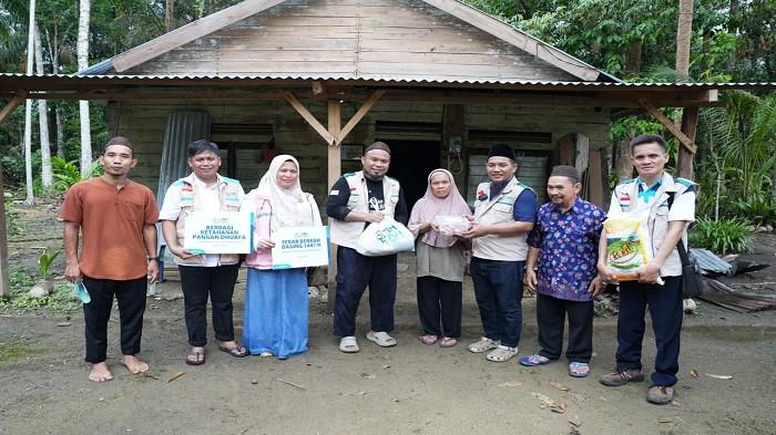 Sedekah Tebar Daging YBM PLN UIW BABEL di Dusun Pinang, Desa Terentang, Kabupaten Bangka Barat. Kegiatan diawali dengan pemotongan 1 ekor sapi dan kemudian dilanjutkan dengan pendistribusian secara langsung kerumah warga sekitar.