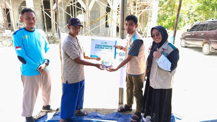 Sedekah Tebar Daging YBM PLN UIW BABEL di Desa Badau, Kabupaten Belitung. Kegiatan diawali dengan pemotongan 1 ekor sapi dan kemudian dilanjutkan dengan pendistribusian secara langsung kepada warga sekitar.