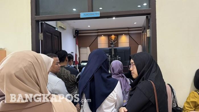 SIDANG PLEIDOI -- Kuasa hukum dr Ratna Setia Asih, Hangga Okta Fandani, membacakan nota pembelaan (pleidoi) dan meminta majelis hakim membebaskan kliennya dalam sidang di Ruang Tirta Pengadilan Negeri Pangkalpinang, Kamis (11/6/2026). Sidang tersebut turut dihadiri puluhan dokter serta pengurus pusat organisasi profesi yang memberikan dukungan moral.