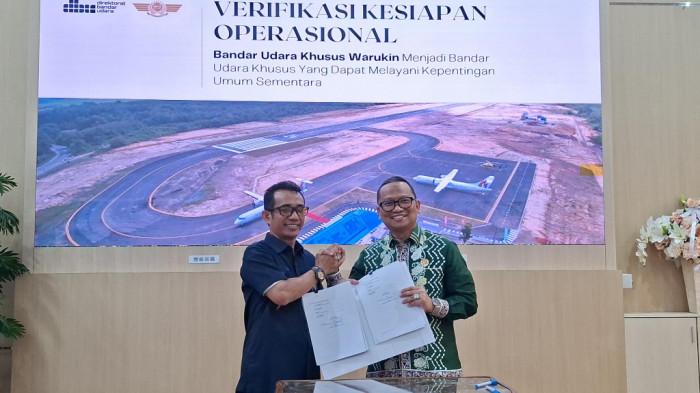 Bupati Tabalong HM Noor Rifani dan Inspektur Bandar Udara Arif Rahman