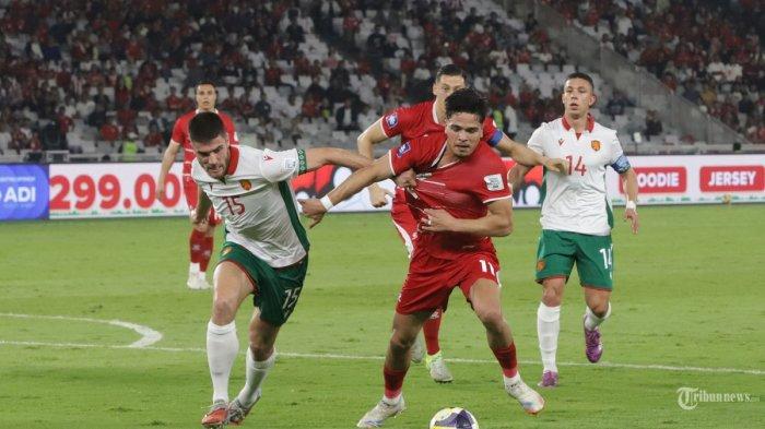 Pesepak bola Timnas Indonesia Ragnar Oratmangun berebut bola dengan pesepak bola Bulgaria Petko Hristov saat laga final FIFA Series 2026 di Stadion Utama Gelora Bung Karno (SUGBK), Senayan, Jakarta Selatan, Senin (30/3/2026).