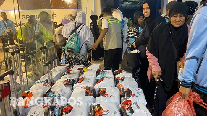 Jemaah haji asal Kloter 7 PLM tiba di VIP Bandara Depati Amir, Kamis (11/6/2026) malam.