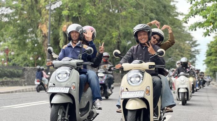 COUPLE RIDING - Bikers pecinta Honda Scoopy dari berbagai komunitas di Yogyakarta dan sekitarnya hadir bersama pasangan masing-masing.