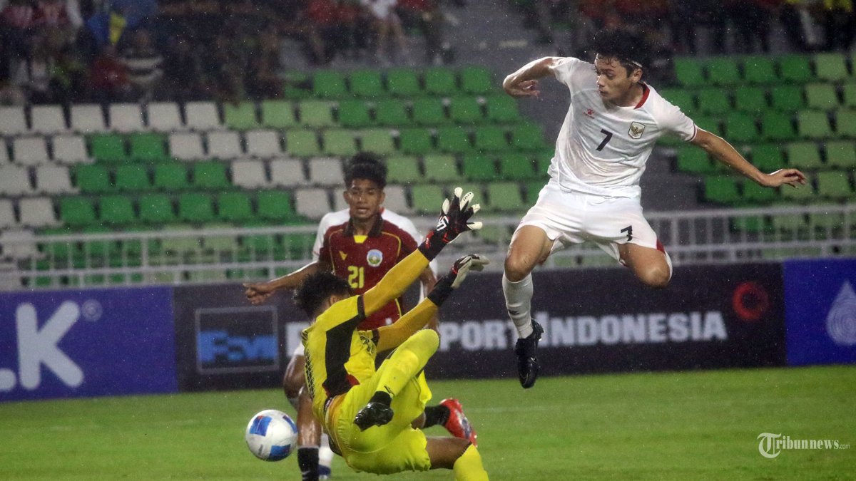 MENANG - Pesepakbola timnas Indonesia Reno Salampessy berusaha melewati penjaga gawang timnas Timor Leste pada lanjutan pertandingan grup A Piala AFF U-19, di Stadion Utama Sumatra Utara, Deliserdang, Kamis (4/6/2026). Timnas Indonesia berhasil menang telak atas timnas Timor Leste dengan skor 3-0. TRIBUN MEDAN/DANIL SIREGAR