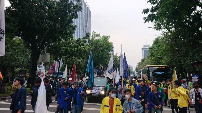 AKSI UNJUK RASA - Mahasiswa yang tergabung dalam AMI dan BEM UI, saat kembali ke IRTI Monas, Jakarta Pusat.