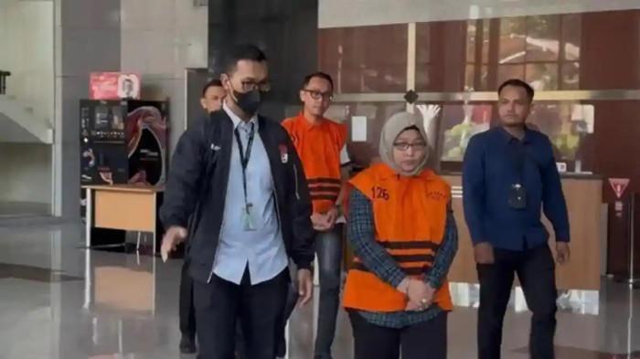 DITAHAN KPK - Titin Rita Lestari, Ketua Tim Pemeriksa Badan Pemeriksa Keuangan (BPK) Perwakilan Sumsel dengan mengenakan rompi oranye khas tahanan pada Kamis (11/6/2026 dalam kasus suap Bupati Muara Enim, Edison. 