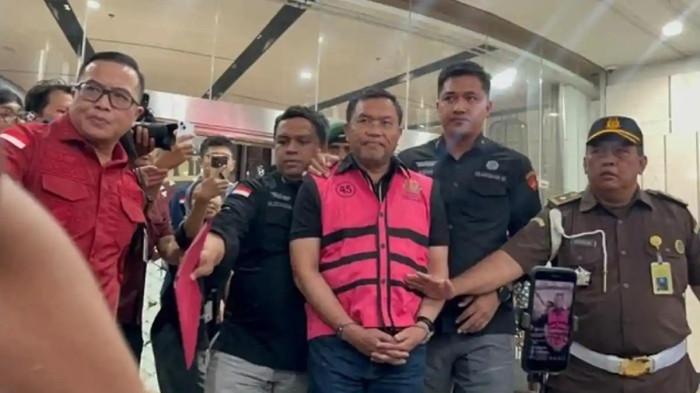 DITAHAN - Eks Wakil Kepala BGN Sony Sonjaya ditahan Kejaksaan Agung terkait kasus dugaan korupsi program MBG pada Rabu (3/6/2026). Pasca ditetapkan sebagai tersangka dan ditahan, Sony Sonjaya melalui kuasa hukumnya melontarkan kesiapannya menjadi Justice Collaborator (JC) untuk mengungkap nama lain yang diduga terlibat.