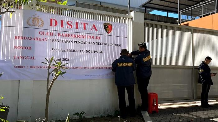 DISITA - Aset PT Simba Jaya Utama (SJU) di Sidoarjo, Jawa Timur, disita Tim Penyidik Direktorat Tindak Pidana Ekonomi dan Khusus (Dirtipideksus), Bareskrim Polri, Kamis (11/6/2026) pukul 11.00 WIB. Perusahaan yang berada di Jalan Berbek Industri, Kecamatan Waru itu bergerak di bidang pemurnian emas, dan diduga terlibat dalam kasus Tindak Pidana Pencucian Uang (TPPU), di bidang pertambangan Mineral dan Batubara (Minerba) tanpa izin.
