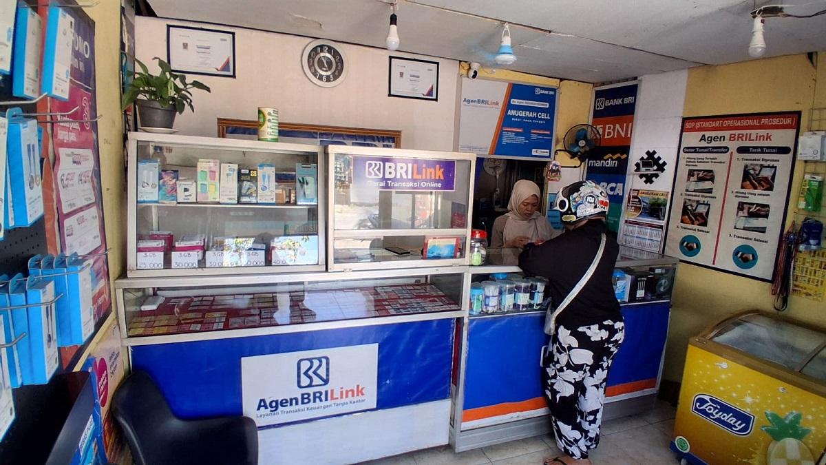 Ida Kuntalasari sebagai Agen BRILink memberikan pelayanan