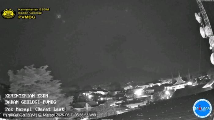 ERUPSI MARAPI – Tangkapan kamera pemantau PVMBG memperlihatkan kondisi Gunung Marapi usai mengalami erupsi pada Kamis (11/6/2026) pukul 03.02 WIB. Gunung yang berada di perbatasan Kabupaten Agam dan Tanah Datar itu menyemburkan kolom abu setinggi sekitar 2.400 meter di atas puncak atau 5.291 meter di atas permukaan laut.
