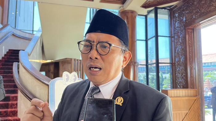 BANTAH - Ketua DPRD Jatim Musyafak Rouf saat ditemui di Gedung DPRD Jatim, Selasa (9/6/2026). Musyafak membantah ia terlibat dalam persoalan sengkarut MBG yang menjerat mantan pimpinan BGN.