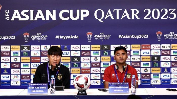 Pelatih dan pemain Timnas Indonesia Shin Tae-yong dan Asnawi Mangkualam Bahar dalam sesi pre match conference di Piala Asia 2024, Minggu (14/1/2024).