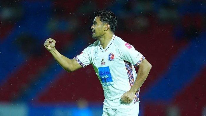 Pemain Timnas Indonesia Asnawi Mangkualam saat membela Port FC pada kompetisi Liga Pro Thailand.