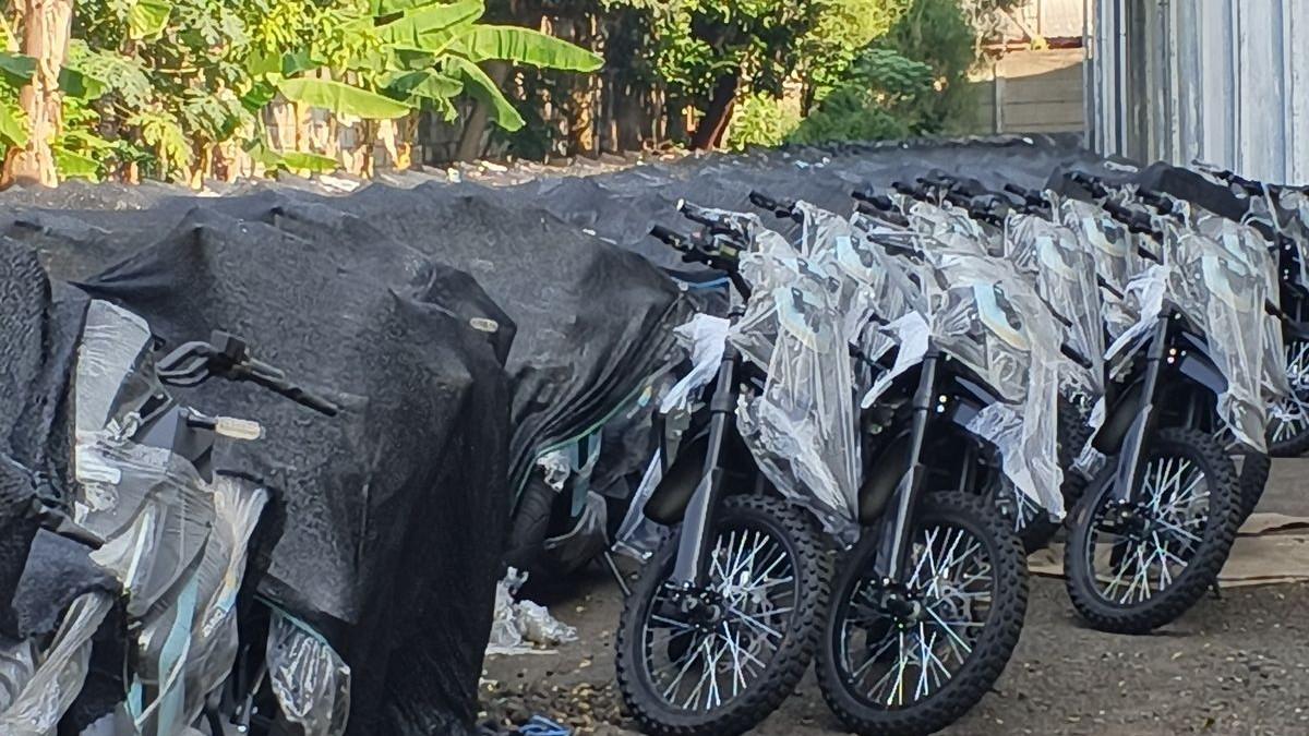 MOTOR LISTRIK MBG - Deretan ribuan motor listrik berwarna biru-hitam untuk program MBG masih teronggok di bawah terik matahari di kawasan industri Sentul, Kecamatan Babakan Madang, Kabupaten Bogor, Jawa Barat, Kamis (11/6/2026).