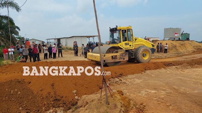BUKA JALAN - Sejumlah alat berat milik PT BPP ketika membuka akses jalan yang menjadi tuntutan masyarakat Desa Nangka, Jumat (12/6/2026). Jalan dibuka setelah jajaran anggota DPRD Provinsi Kepulauan Bangka Belitung meninjau langsung ke lokasi proyek.