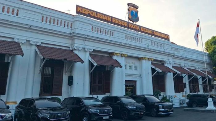 MAPOLRESTABES SURABAYA -S uasana Gedung Utama Mapolrestabes Surabaya, pada Rabu (10/6/2026) sore. Satres PPA-PPO Polrestabes Surabaya sedang menangani kasus dugaan kekerasan seksual perempuan di bawah umur yang dilakukan oknum pelatihnya