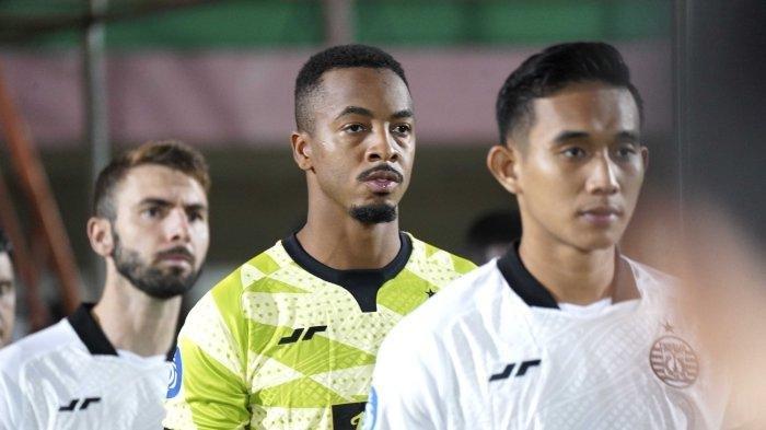 Kiper Persija Jakarta, Carlos Eduardo (tengah) menjalani pertandingan debut di kompetisi Liga 1.