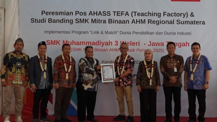 General Manager Astra Honda Motor Ahmad Muhibbuddin melakukan penyerahan sertifikat
