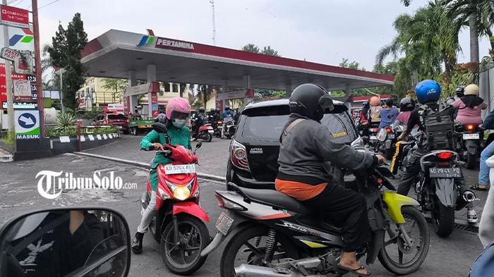 RAMAI PEMBELI BBM - Antrean kendaraan yang membeli BBM di SPBU Jalan Merbabu, Kecamatan Klaten Tengah, Kabupaten Klaten, Selasa (31/3/2026). Diketahui, antrean ini terjadi di tengah isu kenaikan Bahan Bakar Minyak (BBM) jenis Pertamax yang diperkirakan naik menjadi Rp17.850 per liter