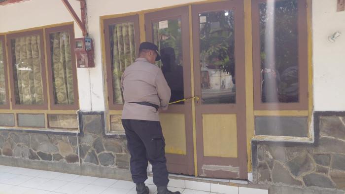 OLAH TKP -  Polisi melakukan olah TKP penemuan dua orang meninggal dunia di sebuah rumah di RT 01 RW 10, Desa Patikraja, Kecamatan Patikraja, Kabupaten Banyumas, Jumat (12/6/2026) pagi. Korban adalah dua orang perempuan diketahui berinisial AA (18) dan K (80).
