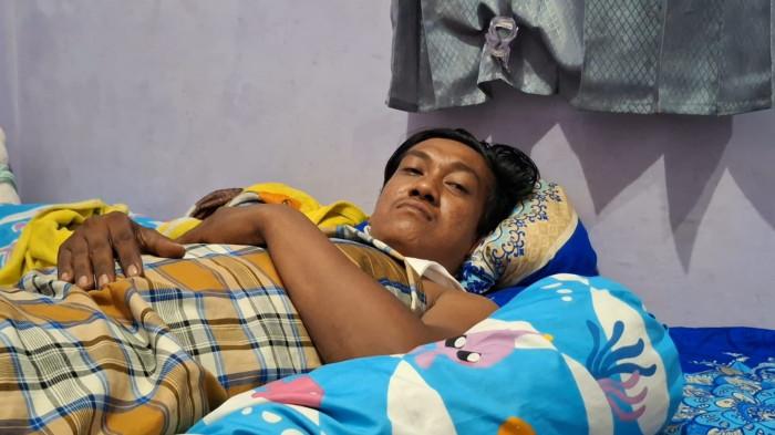 TERBARING - Kasman, korban tabrak lari saat diwawancarai media di kediamannya, Kamis (11/6/2026) malam.