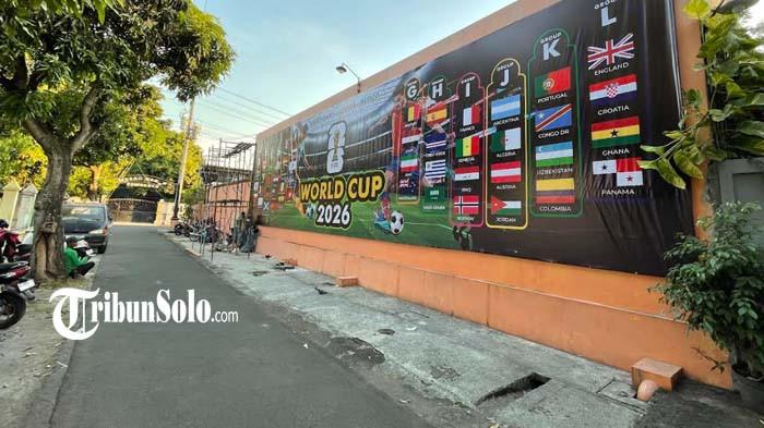 Penampakan baliho raksasa bertema Piala Dunia 2026 di kampung Karangasem, Solo. Baliho ini dipasang oleh warga bernama Dicky (50), yang merogoh uang Rp 5 juta untuk membuat dan memasang baliho sebagai bentuk dukungan serta memeriahkan pesta sepak bola terbesar dunia.