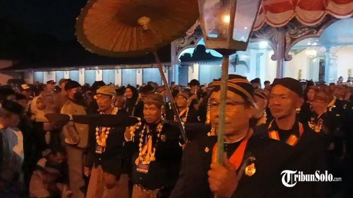 MALAM 1 SURO - Tradisi Kirab Pusaka Malam 1 Suro yang digelar Keraton Kasunanan Solo, beberapa waktu lalu. Pelaksanaan Kirab Suro Keraton Solo 2026 masih menunggu keputusan dari pihak internal keraton.