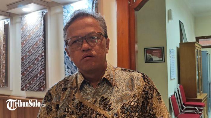 POLEMIK KERATON - Sekretaris Daerah Kota Solo Budi Murtono, saat ditemui Jumat (12/6/2026). Pelaksanaan Kirab Suro Keraton Solo masih menunggu keputusan dari pihak internal keraton. Pemerintah Kota (Pemkot) Solo menegaskan hanya akan berfokus pada aspek pengamanan dan tidak akan mencampuri keputusan terkait pelaksanaan kirab oleh masing-masing kubu.