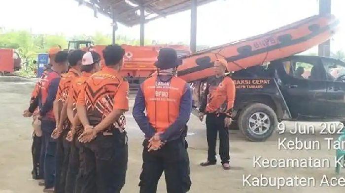 HILANG TENGGELAM – Operasi pencarian orang hilang tenggelam di Kecamatan Sekerak, Aceh Tamiang, Selasa (9/6/2026). Seorang warga Aceh Tamiang dilaporkan hilang setelah terseret arus deras Sungai Tamiang, tepatnya di aliran sungai Kampung Sekerak Kanan, Korban tak kuat melawan arus ketika mencoba mengambil balok kayu yang hanyut. (Serambinews.com/HO)