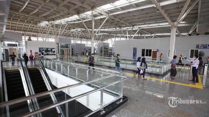 Suasana lalu lalang penumpang kereta api commuter line di Stasiun Jatinegara, Jakarta Timur, Rabu (16/12/2020). Pembangunan ini dilakukan dengan menambah bangunan stasiun di atas jalur kereta eksisting seluas 3.600 m2 dan juga termasuk salah satu bagian proyek pembangunan Double Double Track (DDT) Paket A (Pembangunan Jalur Dwiganda Manggarai-Cikarang) yang konstruksinya dimulai sejak 2016. Tribunnews/Jeprima 