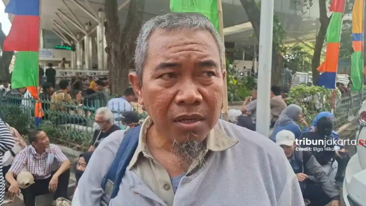 KISAH OJOL - Sutarman, driver ojek online yang tengah memperjuangkan untuk mendapat jatah rusun terjangkau dari Pemprov DKI Jakarta. Ia mengakui saat ini tarikan penumpang makin sepi di tengah sulitnya kondisi ekonomi.