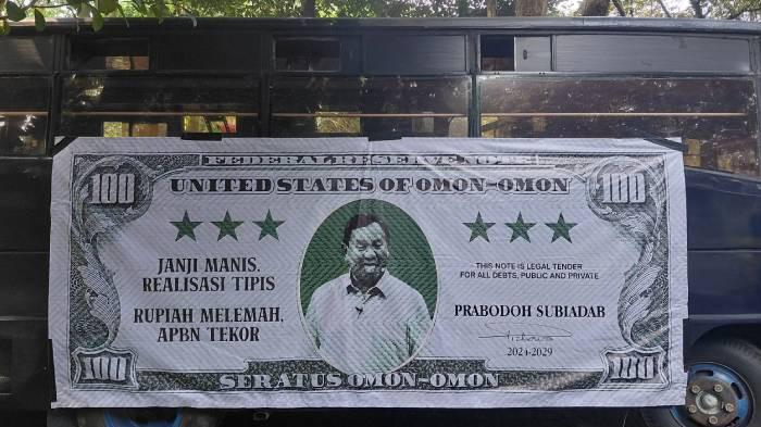 DEMO DI JAKARTA - Demo kenaikan BBM non subsidi di Jakarta, diwarnai spanduk-spanduk sindiran untuk pemerintah.