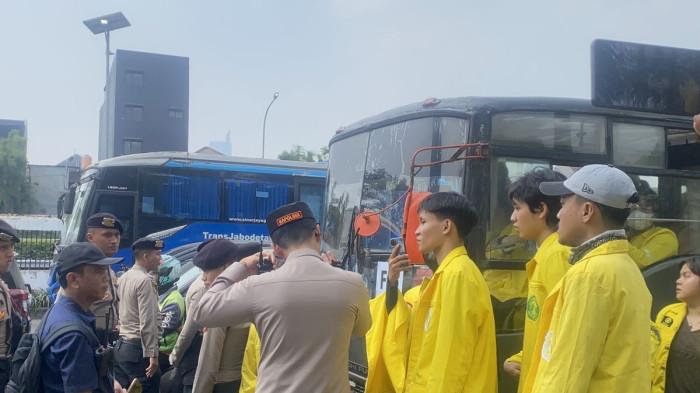 DEMO MAHASISWA - Dua bus mahasiswa UI disetop di depan Gedung DPR/MPR RI saat akan menuju Bundaran HI untuk menyampaikan aspirasi, Jumat (12/6/2026):(KOMPAS.com/HANIFAH SALSABILA)