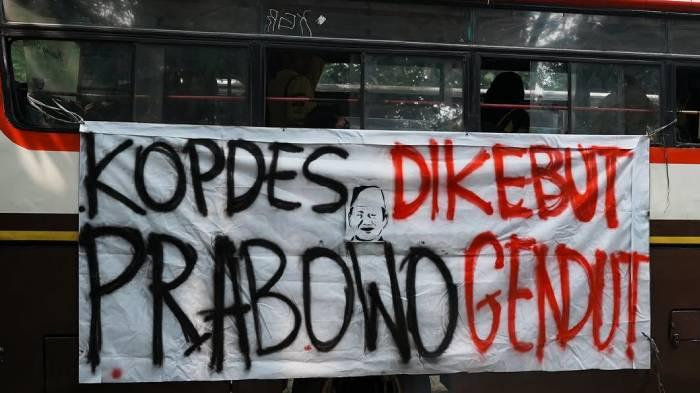 DEMO DI JAKARTA - Demo kenaikan BBM non subsidi di Jakarta, diwarnai spanduk-spanduk sindiran untuk pemerintah.